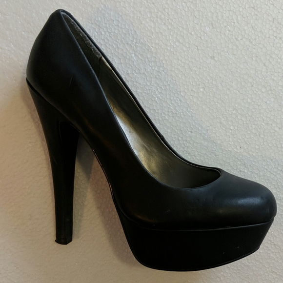 G by Guess Shoes - Simple black platform pumps